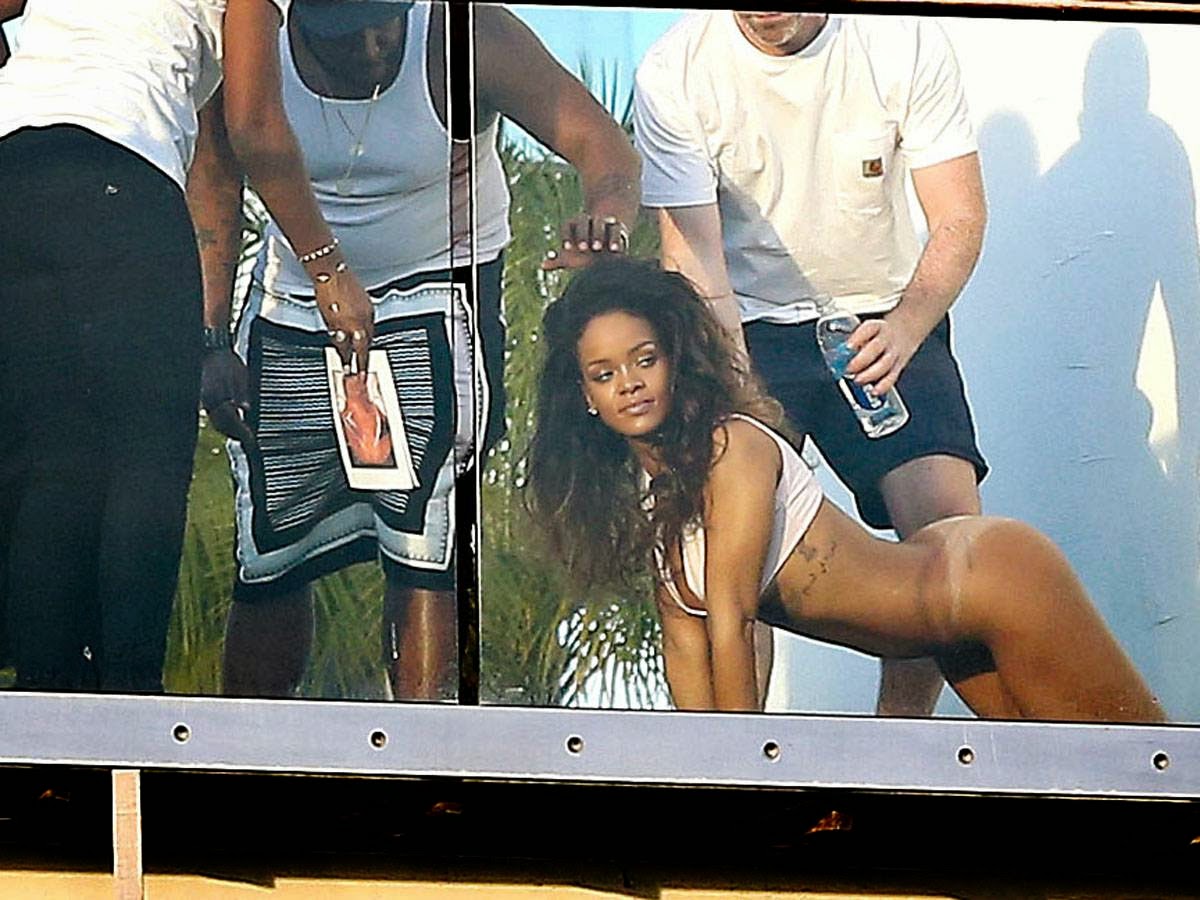 ebony celebrity porn captions rihanna bottomless bare ass photoshoot candids