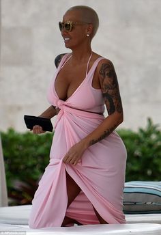 amber rose flaunts extreme cleavage bleached eyebrows in sexy instagram pic amber rose amber and eyebrow