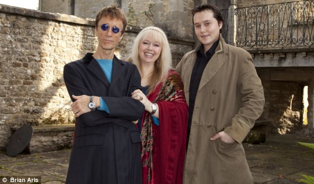 close robin gibb with wife dwina gibb and son at their home in oxfordshire