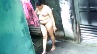 desi big ass aunty outdoor bath captured neighbor porn video