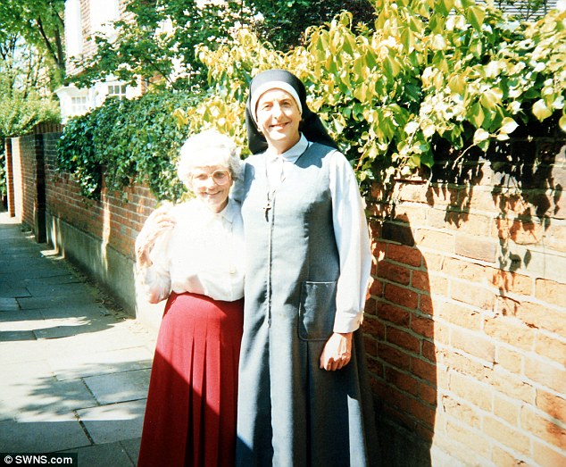 eric idle and his mother nora on the nuns on the run film set