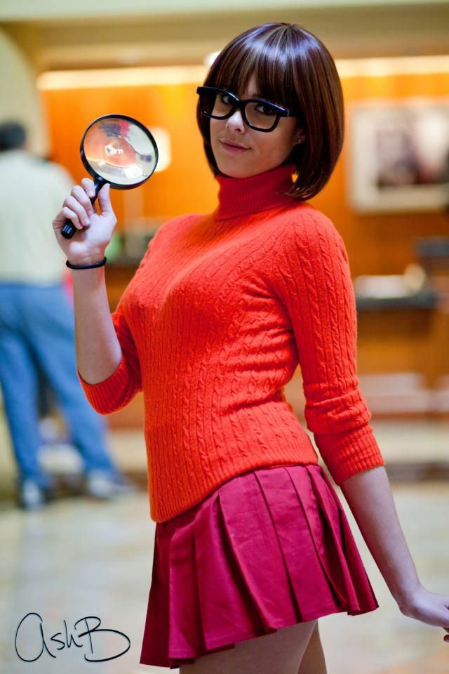 gina cosplay as velma does she have to stand like that geez
