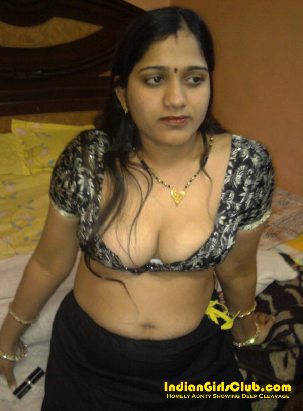 homely aunty showing deep cleavage indian girls club