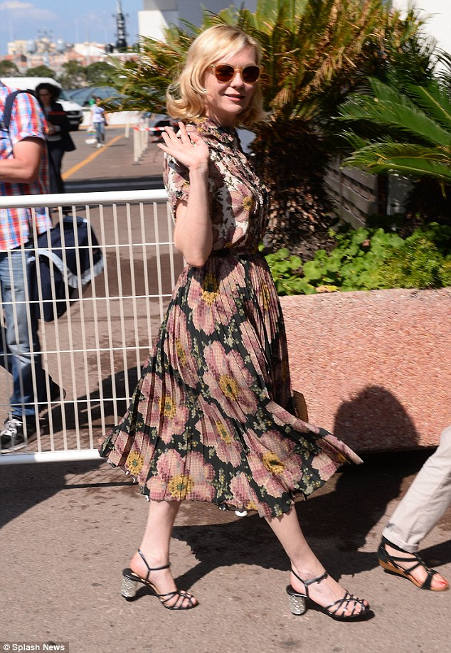 in her florals kirsten dunst looked gorgeous in vintage florals as she turned out