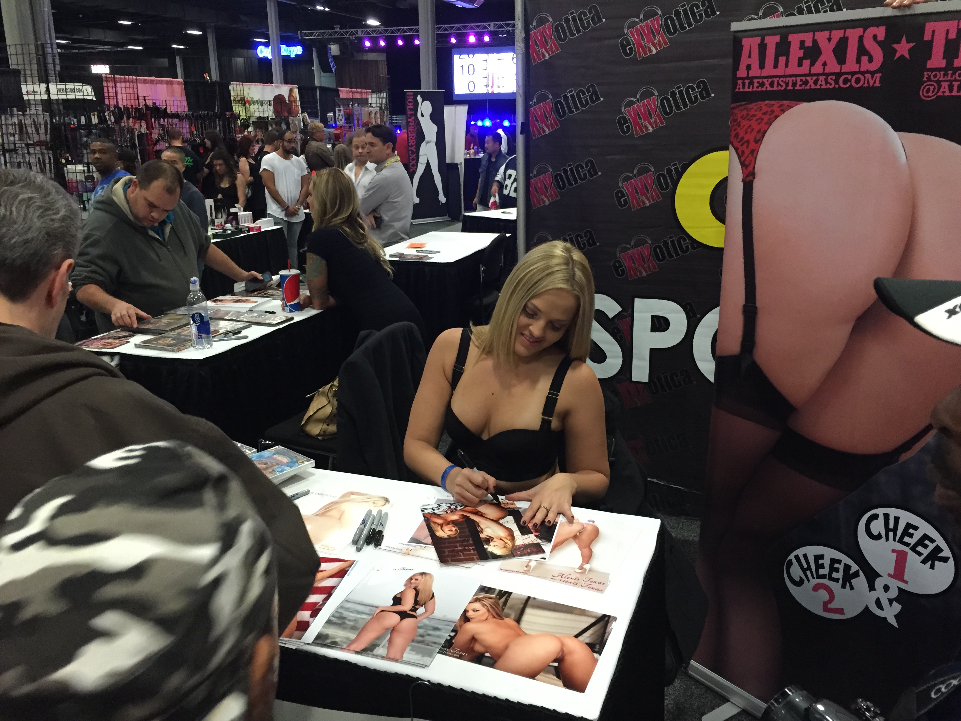 inside exxxotica a convention for the last people who pay for porn 10