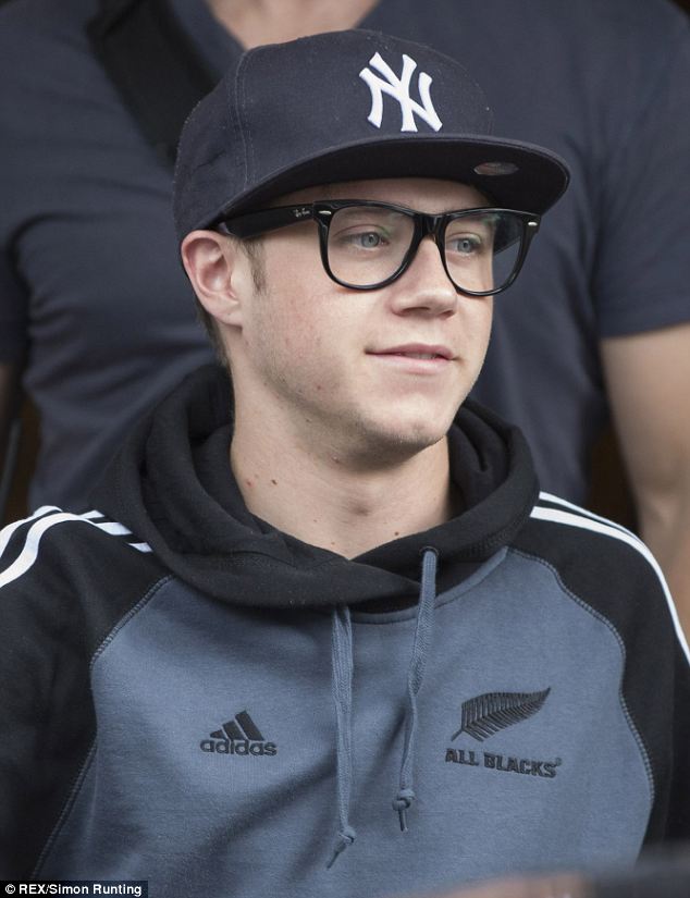 laid back look niall horan wears a new zealand all blacks rugby shirt