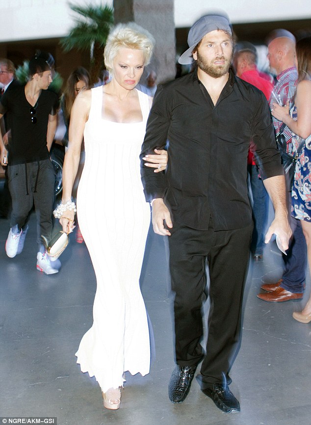 loved up anderson attended a boxing match with her husband rick salomon too