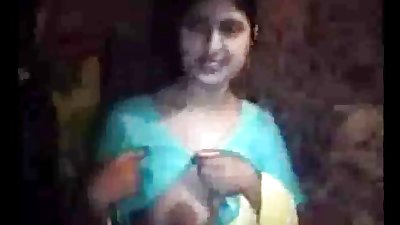 northindian aunty expose her boobs to neighbor