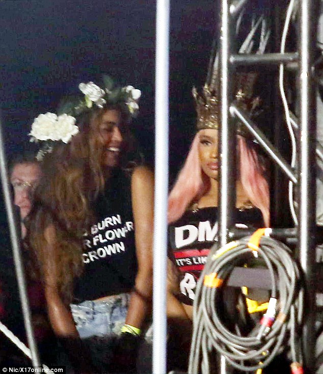 not thawing at one point beyonce wearing large flowers on her head