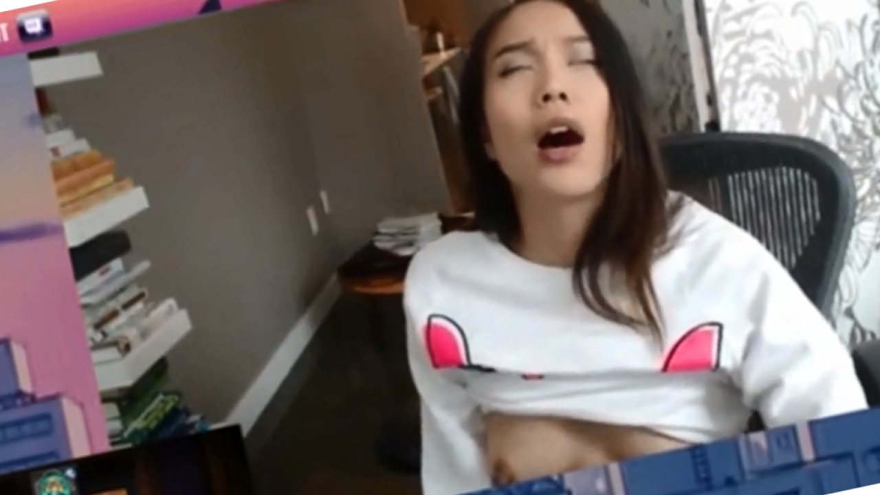 Girl masturbate twitch