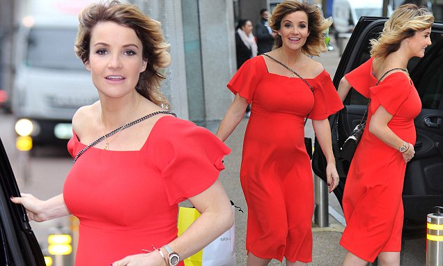 pregnant helen skelton shows off her baby bump in london daily mail online