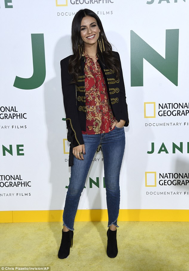 pretty victoria justice who paired cropped skinny blue jeans with a colorful
