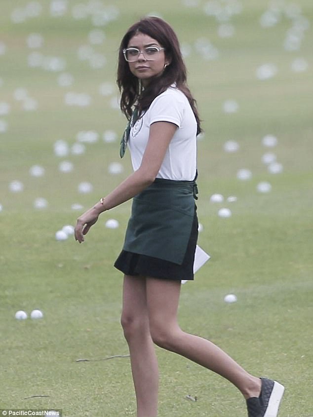 sarah hyland has a ball on the set of modern family daily mail 1