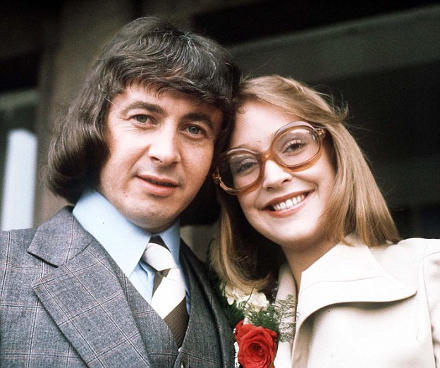 william roache leads tributes to co star anne kirkbride following